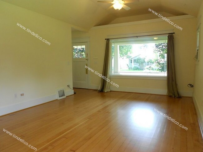 Building Photo - 3 Bedroom Milwaukie Bungalow On Large Corn...