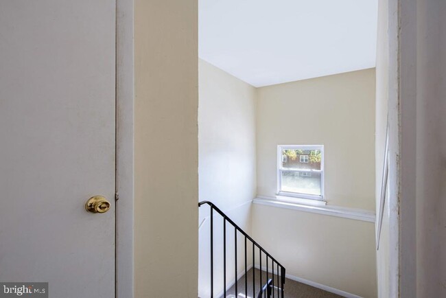 Building Photo - 330 Hermitage St