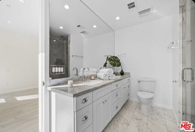 Building Photo - 1654 Greenfield Ave