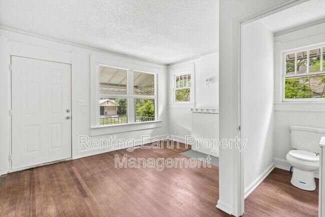 Building Photo - 624 83rd Pl S