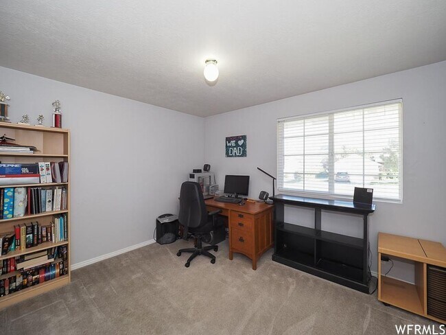 Building Photo - Spacious Rambler w attached 2 car garage!