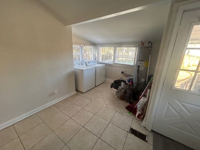 Building Photo - 827 Silver St