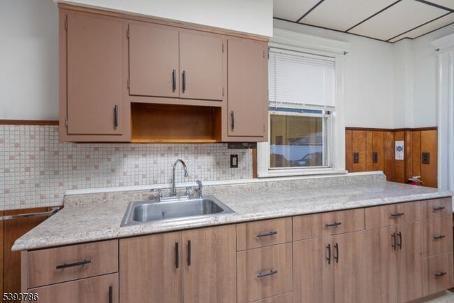 Building Photo - 76 Planten Ave