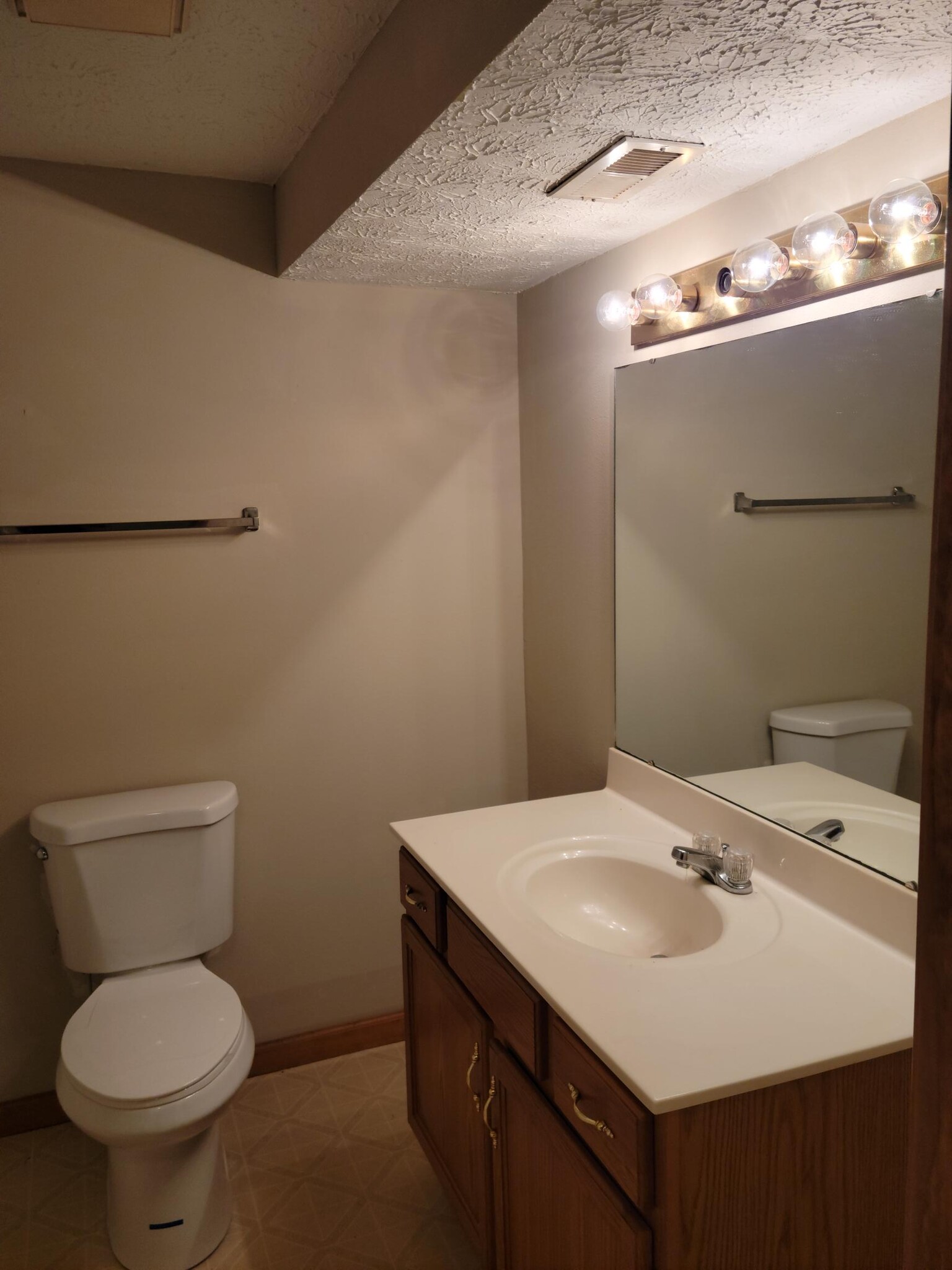 Building Photo - 703 Village Dr