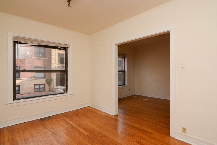 Building Photo - 834 W Waveland Ave