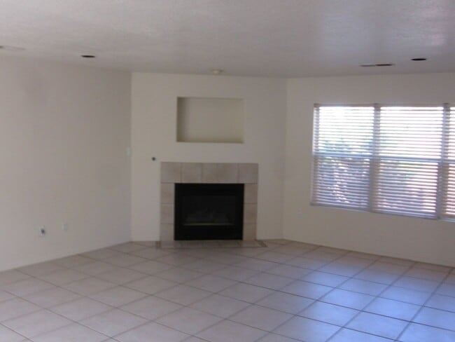 Building Photo - Nice townhome conviently located in NE off...