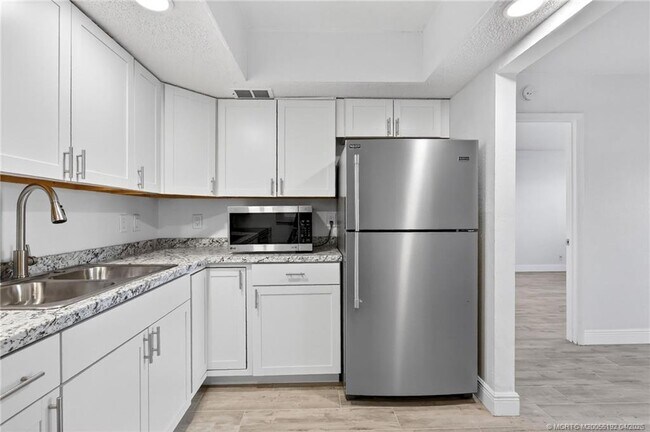 Building Photo - 1564 SE Royal Green Cir