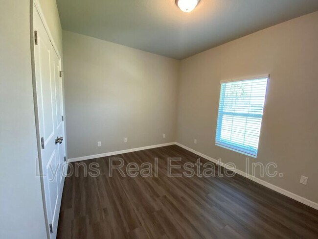 Building Photo - 2497 Cortland Ave