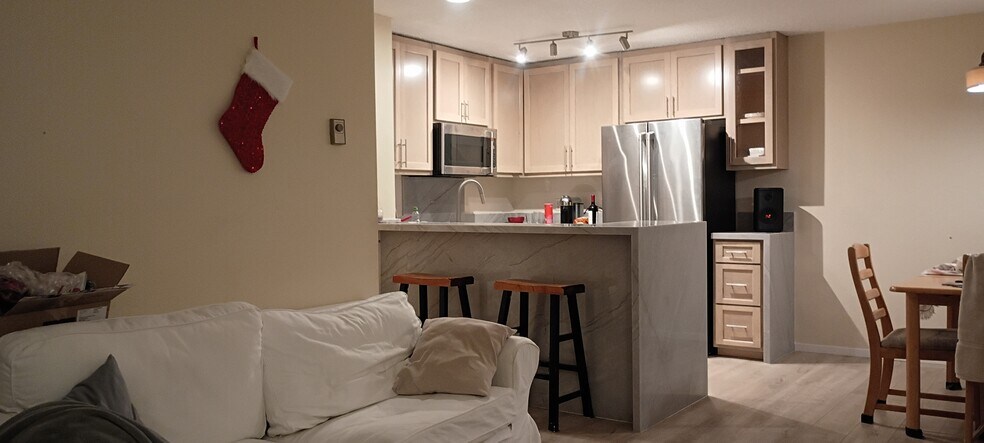 Building Photo - 1855 Diamond St