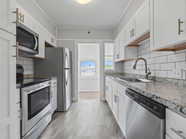 Massive Medford Apt near T & Tufts! 2-bat... - Massive Medford Apt near T & Tufts!  2-bat...