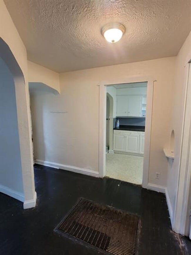Building Photo - Spacious one bedroom detached apartment