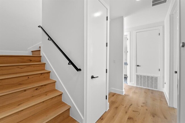 Building Photo - 1023 E 45th St