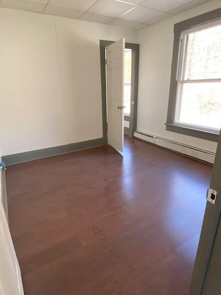 Building Photo - 319 Chapman Dr