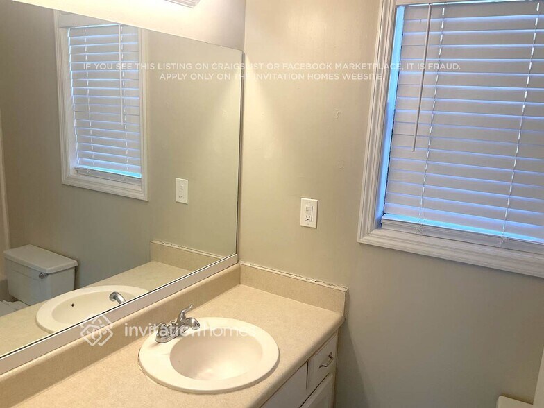 Building Photo - 4745 N View Rd NW