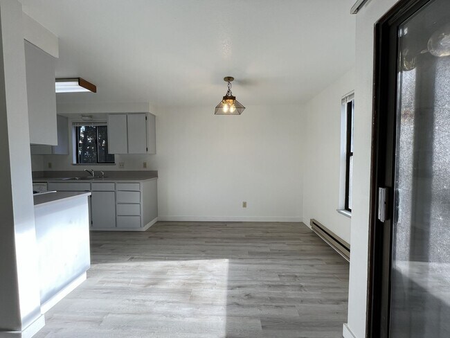 Building Photo - Spacious 2BD/1.5BA Ground-Floor Apartment with Spacious Bedrooms & Modern Kitchen Layout