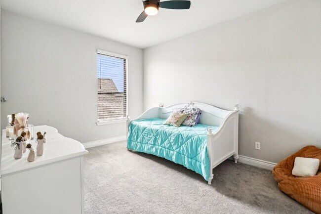 Building Photo - "Spacious 5-Bed Oasis with 4.5 Baths – You...