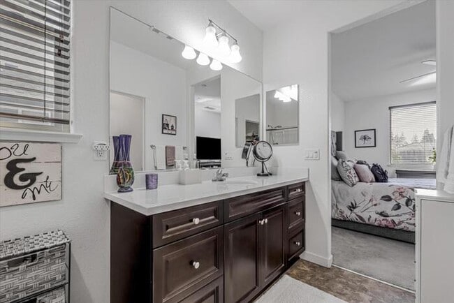 Building Photo - Gorgeous 3 Bedroom 2 Bath 2 Car Garage Sin...