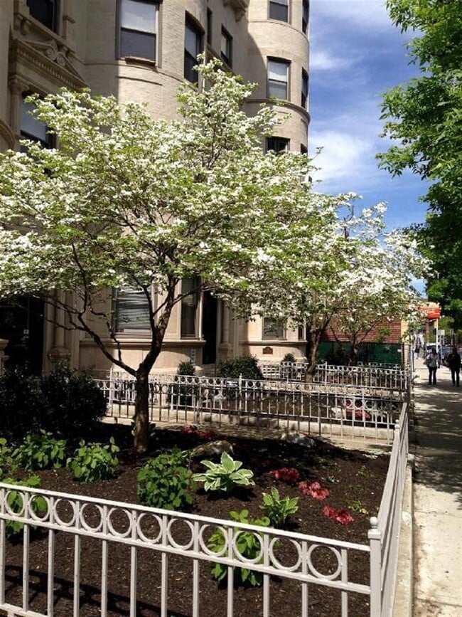 Building Photo - 884-888 Massachusetts Ave
