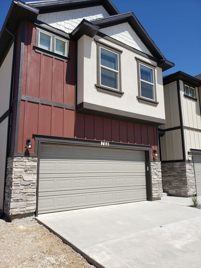 Building Photo - Spacious Spanish Fork Townhome