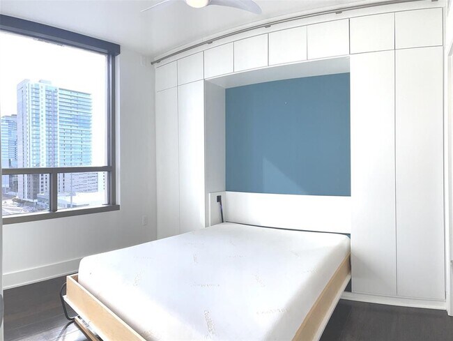 Building Photo - 300 Bowie St