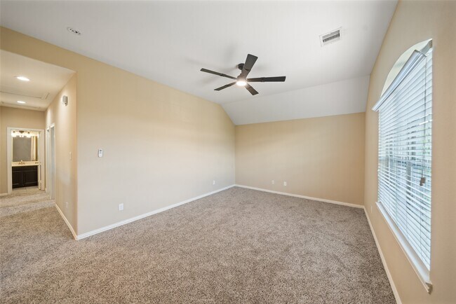 Building Photo - 667 Oak Cir Dr E