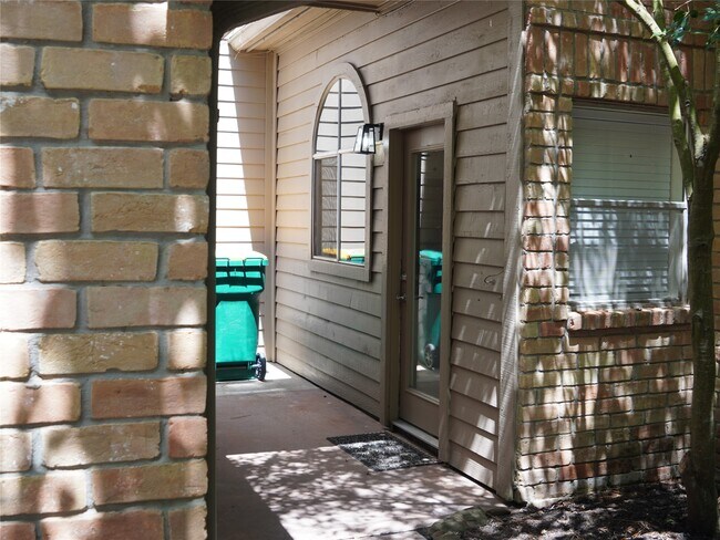 Building Photo - 31 N Lakeridge Cir