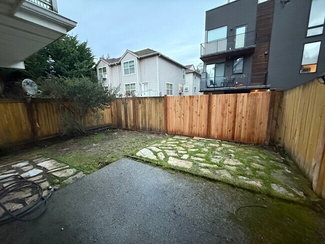 Building Photo - Updated 3 beds/ 2 bath townhome for rent!