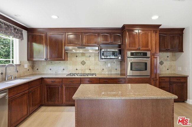 Building Photo - 6646 Franrivers Ave