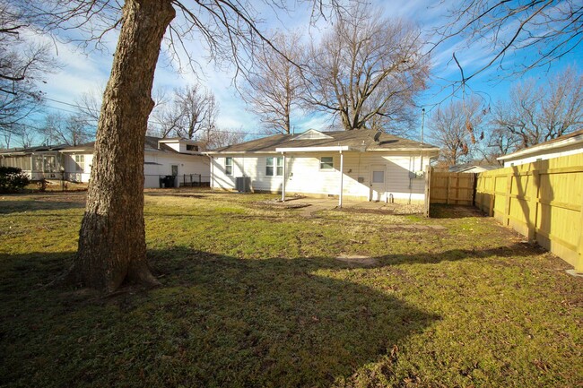 Building Photo - Cute RedBud District Home