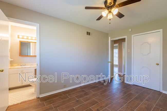 Building Photo - 6560 Greenbriar Dr
