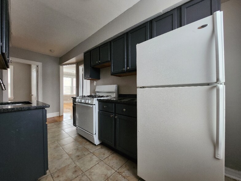 Building Photo - 644 N Mayfield Ave