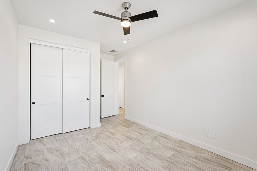 Building Photo - 910 E Roma Ave