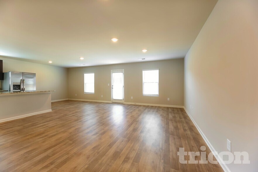 Building Photo - 927 Equine Dr