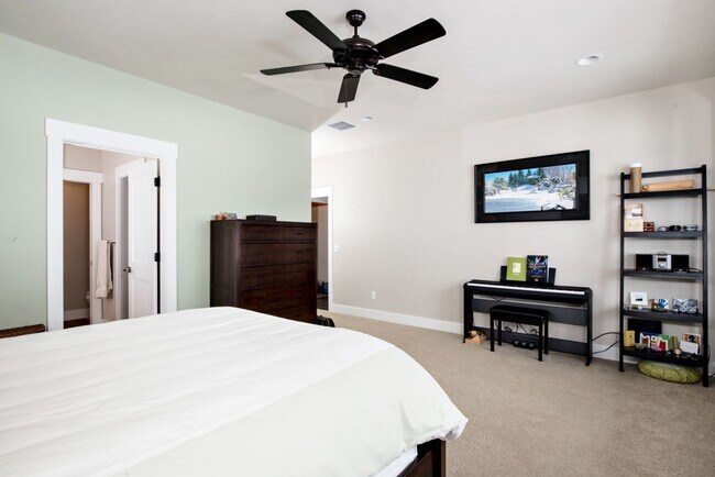 Building Photo - 3 Bedroom 2 Bathroom Ranch Style Home in I...
