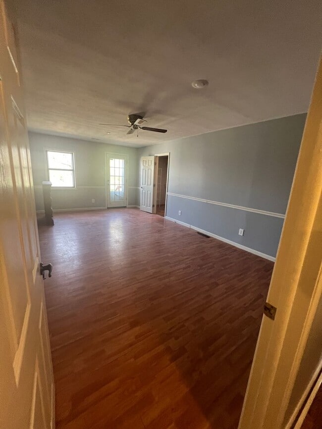 Building Photo - 3 bedrooms/2 bathrooms with detached 2 car...