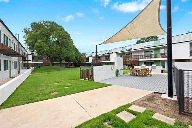 Building Photo - 2200 Dickson Dr