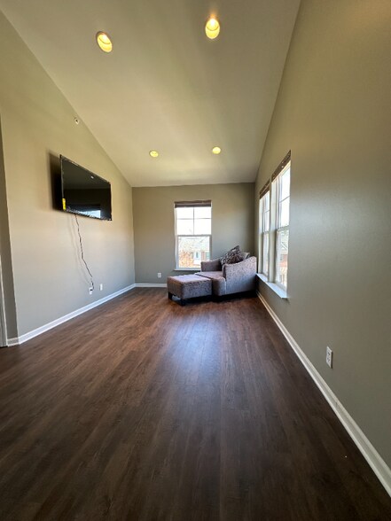 Building Photo - 385 Windmill Dr