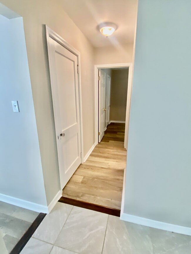 Building Photo - SPACIOUS 4 BED/2 BATH HOUSE-Luxury Vinyl F...