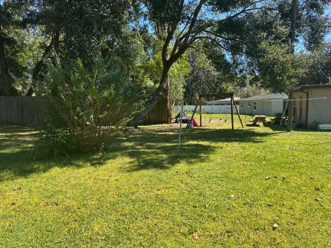 Building Photo - Cute 2 Bedroom, 1 Bathroom Single Family H...