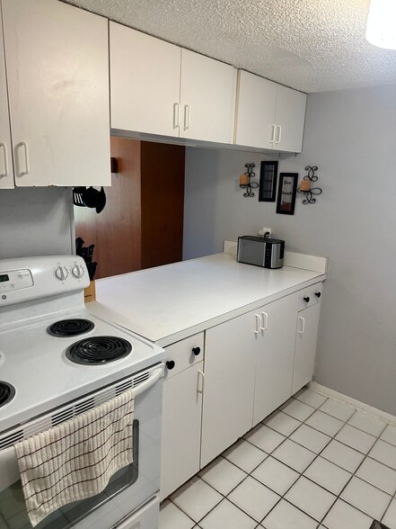 Building Photo - 4215 E Bay Dr
