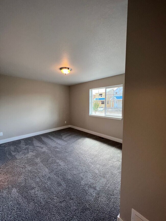 Building Photo - 2B/2B Berthoud Ranch Style Home Built with...
