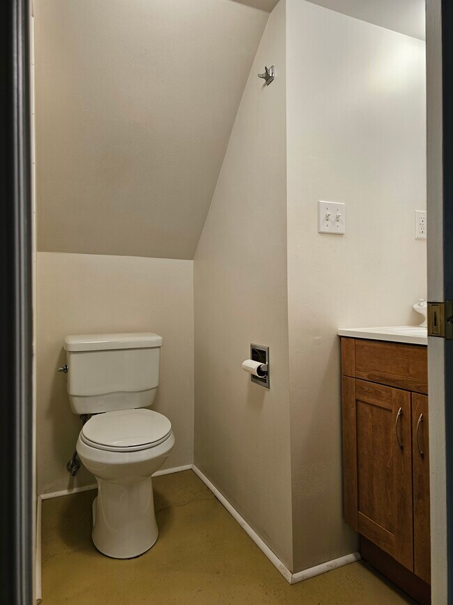 Building Photo - 309 NE Graham St