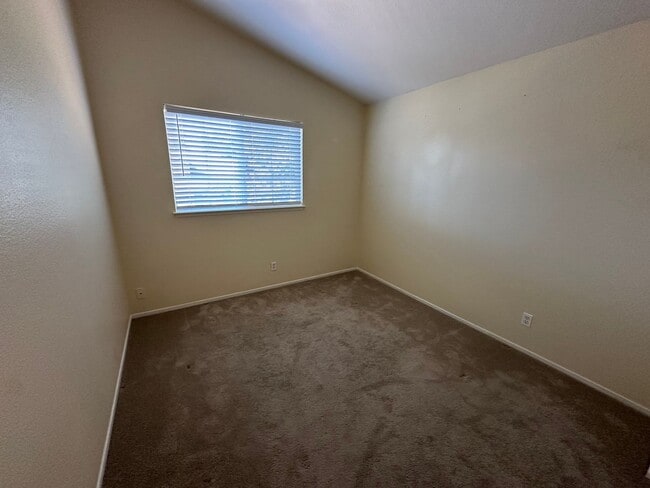 Building Photo - Beautiful 4 Bedroom, 2.5 Bath Tracy Home