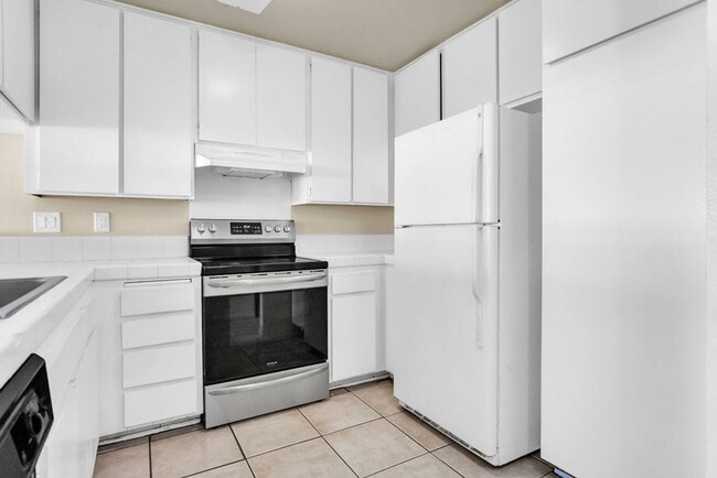 Building Photo - Great three bedroom townhome in UTC!  Avai...
