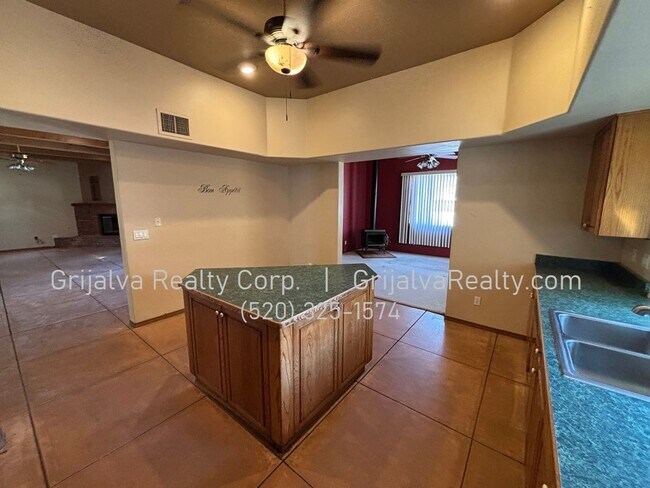Building Photo - Huge Retreat Style Property for Rent in Central Tucson (Ft Lowell/Campbell)