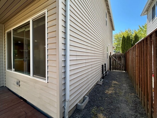 Building Photo - Gorgeous 4 Bed, 2.5 Bath House!