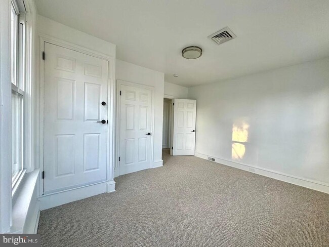 Building Photo - 1121 Rosedale Ave