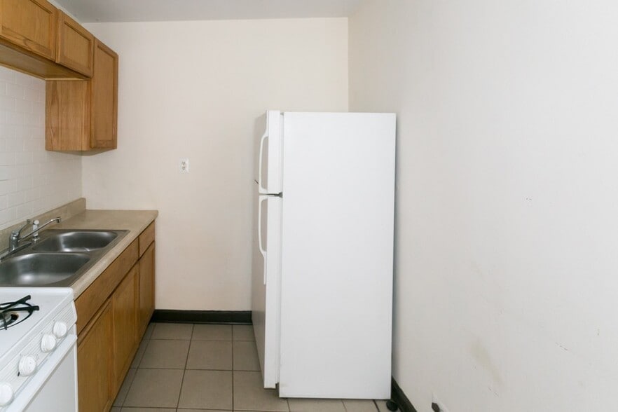 Building Photo - 1211 W Elmdale Ave