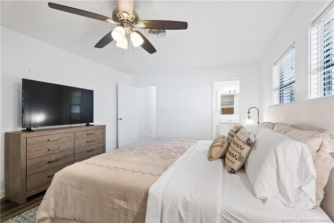 Building Photo - 1229 SW Dyer Point Rd