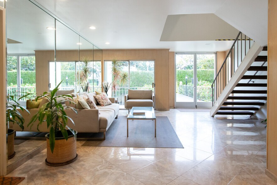 Building Photo - 516 San Vicente Blvd